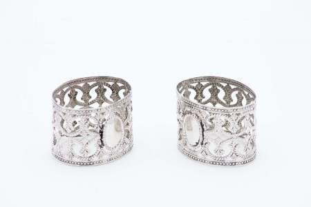 Par de argolas de guardanapo em prata recortada